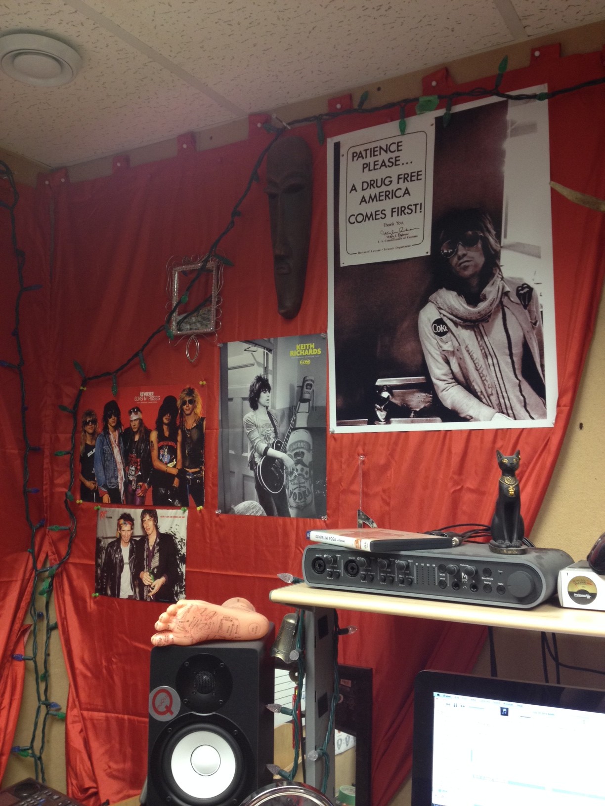maQLu aka Pyra Draculea's jam space, showing Guns N Roses and Keith Richards posters